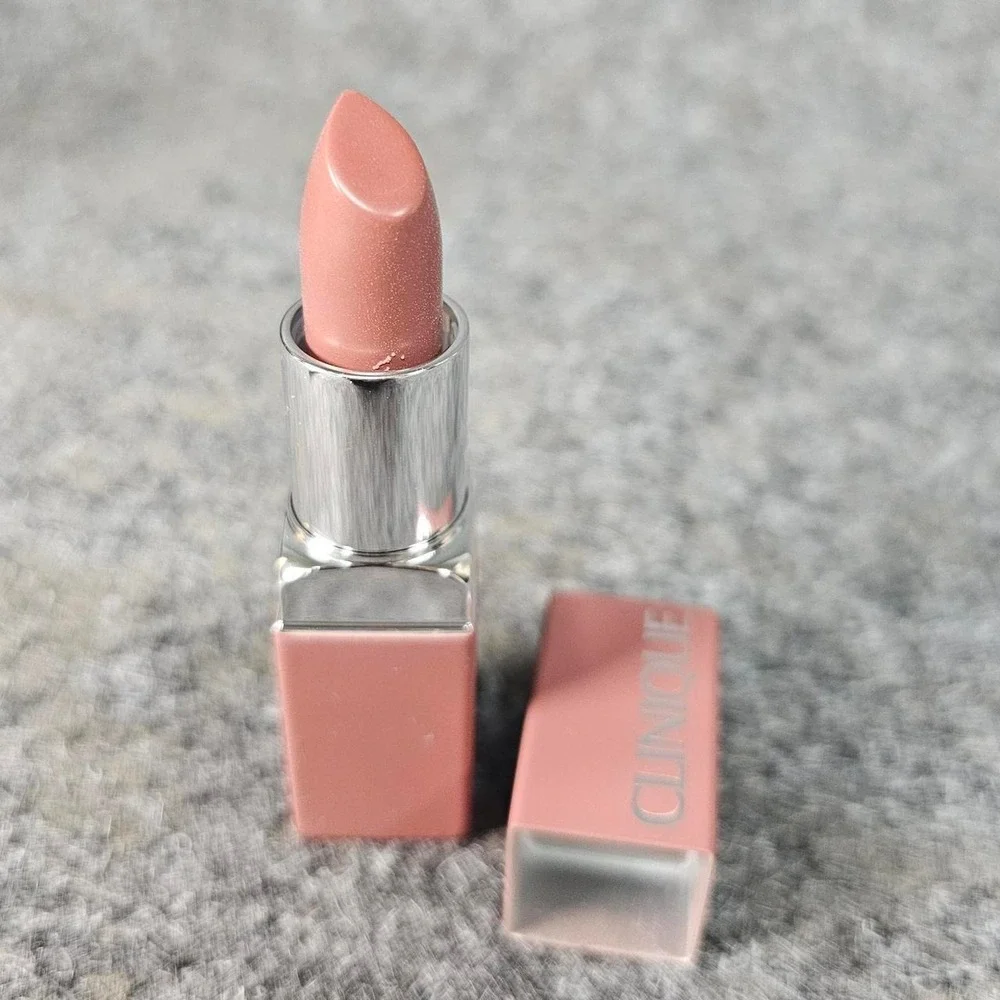 The Clinique Even Better Pop Lip Colour Foundation in the shade 09 Tulle